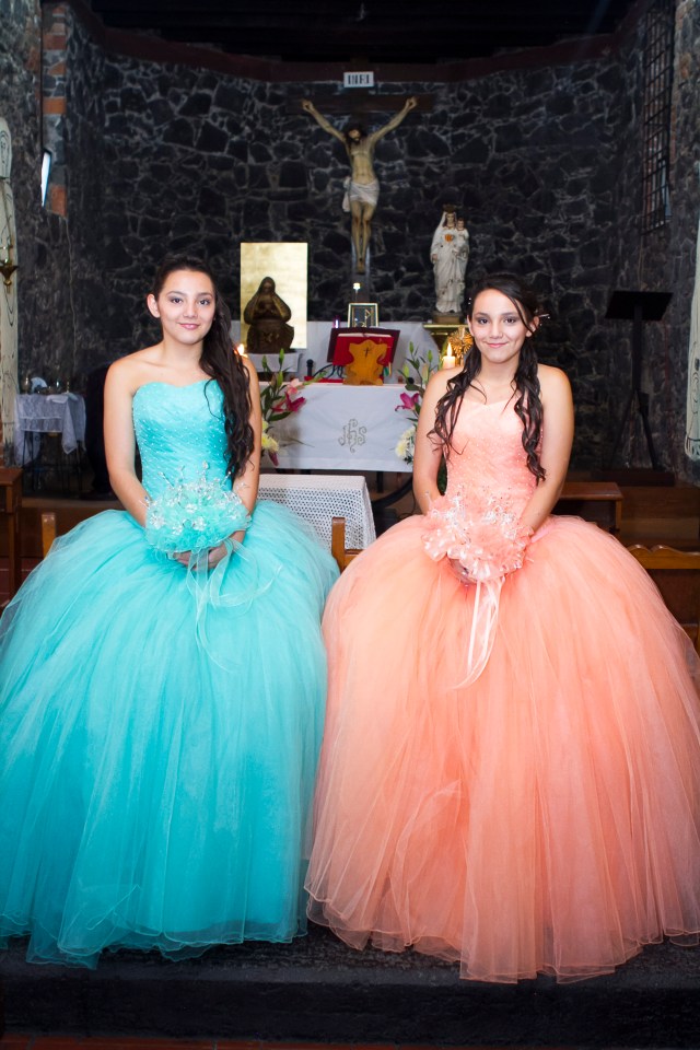 Nathaly y Gyselle XV-10004