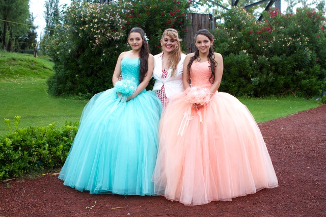 Nathaly y Gyselle XV-10009